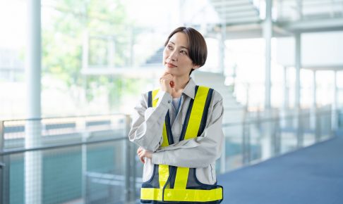 考える女性警備員